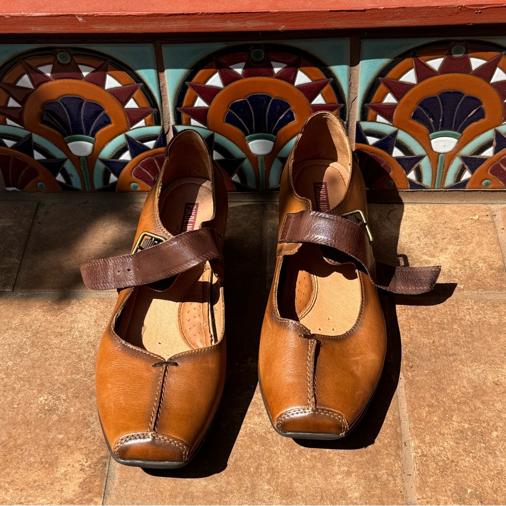 Pikolinos 11 Women two tone Leather Mary Jane Kitten heels ($199 retail) - Picture 7 of 13